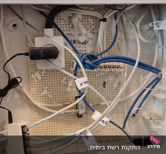 ארון תקשורת עם כבלים מחוברים ומסודרים